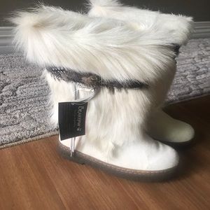 Bearpaw boots fits 7 1/2 or 8
